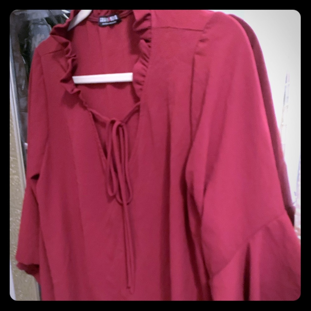 Ruffled blouse omg so flattering 😇